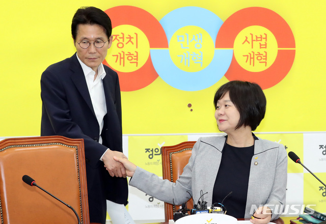 【서울=뉴시스】 박영태 기자 = 왼쪽부터 윤소하, 이정미 전 의원. 2019.06.24.since1999@newsis.com