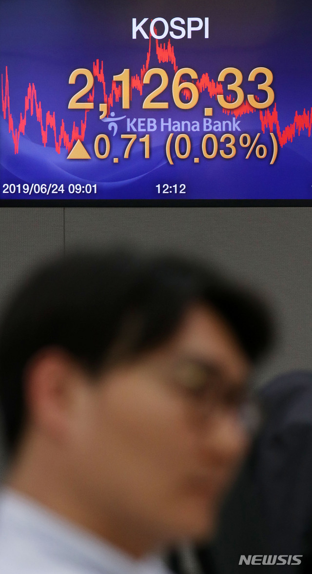 【서울=뉴시스】박미소 기자 = 코스피 지수가 전 거래일 대비 0.71포인트(0.03%) 오른 2126.33에 마감한 24일 오후 서울 중구 KEB하나은행 딜링룸에서 딜러들이 업무를 보고 있다.  이날 코스닥 지수는 전 거래일 대비 4.95포인트(0.68%) 내린 717.69로 마감했다. 서울외환시장에서 원·달러 환율은 전 거래일 대비 7.5원 내린 1156.5원에 마감했다.2019.06.24.  misocamera@newsis.com