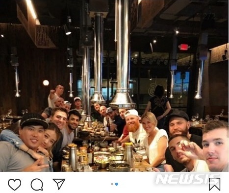 【서울=뉴시스】 LA 다저스 류현진이 지난 6월25일(한국시간) 자신의 SNS에 팀 동료들과 한국식 바비큐를 즐기는 사진을 올렸다. (사진=류현진 인스타그램 캡처)