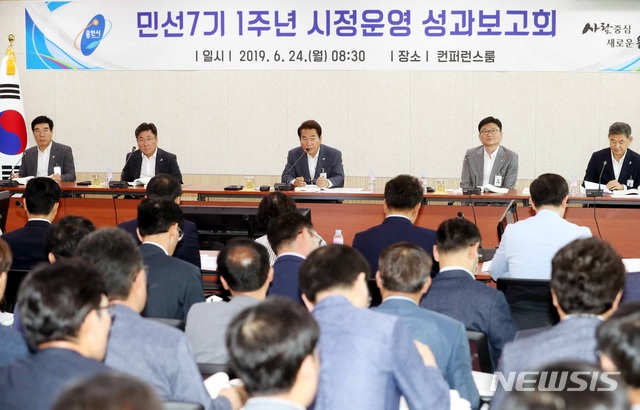  ‘민선7기 1주년 시정운영 성과보고회’에서 백군기 용인시장이 "불필요한 전시성 예산을 과감하게 줄여달라"고 당부하고 있다. (사진제공=용인시)