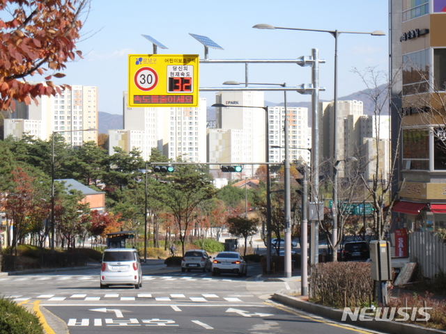 【서울=뉴시스】 강남구_자곡초등학교_태양광 과속경보시스템. 2019.06.25. (사진=강남구 제공)