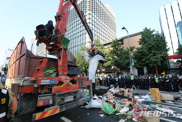 [서울=뉴시스]서울시가 25일 오전 광화문 광장에 설치된 우리공화당 천막을 철거하고 있다. 2019.06.25. (사진=뉴시스 DB)