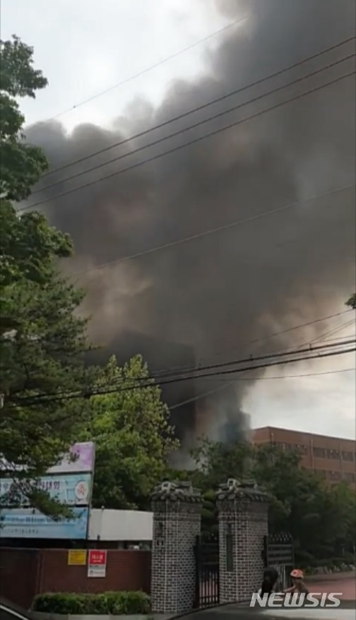 【서울=뉴시스】26일 오후 3시59분께 서울 은평구에 위치한 은명초등학교에 주차된 차량에서 불이 나 건물로 옮겨붙었다. 목격자 등에 따르면, 화재 당시 폭발음이 들린 것으로 전해졌다. 2019.6.26(사진=독자 제공) photo@newsis.com
