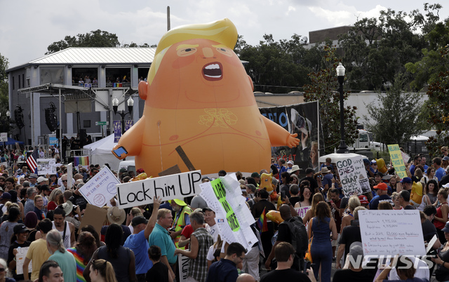 [올랜도=AP/뉴시스] 도널드 트럼프 미국 대통령에 대한 항의의 상징으로 자리매김한 노랑 '베이비 트럼프' 풍선이 영국 런던 박물관에 인수됐다. 사진은 작년 1월 미국 플로리다 올랜도에서 열린 반(反)트럼프 시위에 등장한 베이비 트럼프. 2021.1.18.