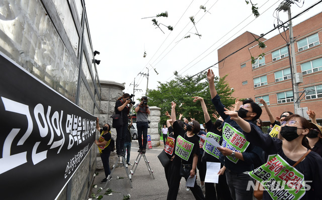 【수원=뉴시스】 김종택 기자 = 26일 오전 경기도 수원시 장안구 경기도 교육청 앞에서 안산 동산고 학부모들이 자사고 재지정 취소 반대를 촉구하며 국화를 교육청으로 던지고 있다. 2019.06.26.  semail3778@naver.com 