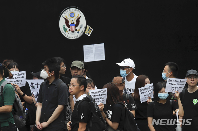 【홍콩=AP/뉴시스】26일 홍콩 주재 미국영사관 앞에서 시위대가 마스크를 쓰고 침묵시위를 벌이고 있다. 최근 대규모 시위를 주도했던 시민단체인 '민간인권전선'은 이번 시위를 주도하고, 중국을 제외한 G20 19개 회원국 영사관을 돌면서 관련 내용이 담긴 청원서를 전달했다. 2019.06.26  