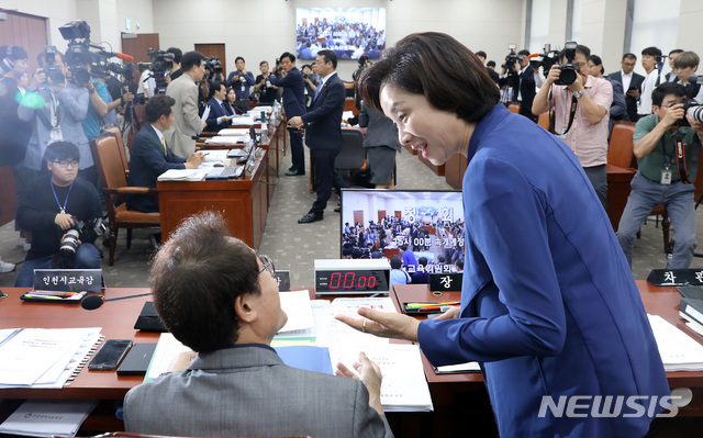 【서울=뉴시스】이종철 기자 = 26일 서울 여의도 국회에서 열린 교육위 전체회의에서 한국당 의원들의 불참으로 회의가 정회된 가운데 유은혜 사회부총리 겸 교육부 장관이 조희연 서울시 교육감과 의견을 나누고 있다. 2019.06.26.  jc4321@newsis.com