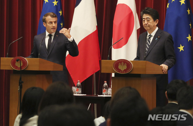 【도쿄=AP/뉴시스】에마뉘엘 마크롱 프랑스 대통령과 아베 신조 일본 총리가 26일 일본 도쿄에서 양국 정상회담을 갖고 공동 기자회견을 하고 있다. 2019.06.26