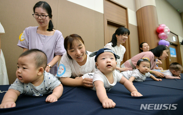 [대구=뉴시스] 건강한 모유수유아 선발대회. wjr@newsis.com