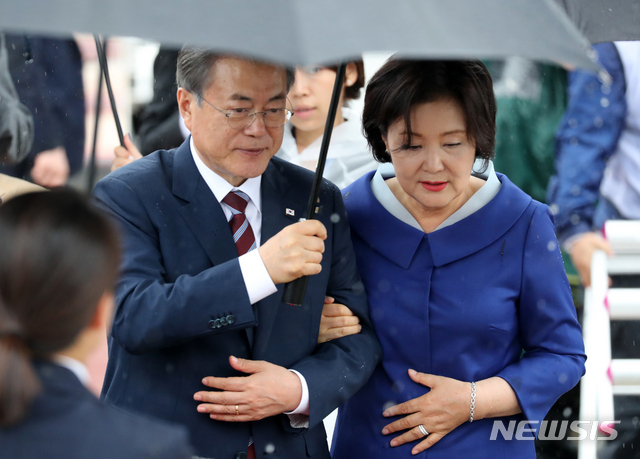 【오사카(일본)=뉴시스】박진희 기자 = 주요 20개국(G20) 정상회의 참석을 위해 일본을 방문한 문재인 대통령과 부인 김정숙 여사가 27일 오후 폭우가 내리는 오사카 간사이국제공항에 도착하여 우산을 들고 차량으로 이동하고 있다. 2019.06.27.   pak7130@newsis.com