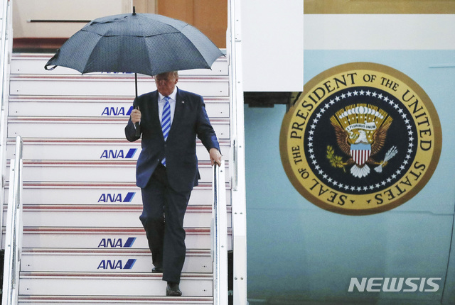 【오사카=AP/뉴시스】 도널드 트럼프 미 대통령이 27일 G20 정상회의 참석차 오사카 국제공항에 도착해 에어포스원에서 내리고 있다. 트럼프 대통령은 한 달 전 부인 멜라니아 여사와 함께 일본을 국빈방문했다. 2019. 6. 27. 