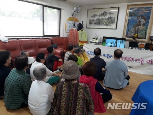 【서울=뉴시스】서울 도봉구 개방형경로당 영화상영 모습. 2019.06.28. (사진=도봉구 제공)