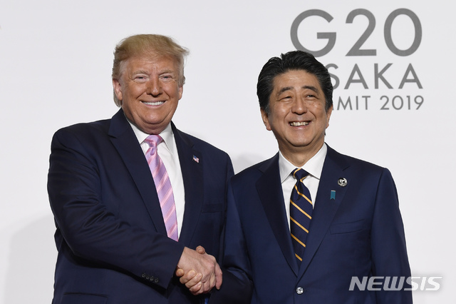 【오사카=AP/뉴시스】지난 6월 28일 일본 오사카에서 주요 20개국(G20) 정상회담이 개막한 가운데 도널드 트럼프 미국 대통령과 아베 신조 일본 총리가 만나 악수하며 기념촬영을 하고 있다. 2019.06.28.