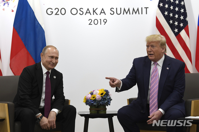 [오사카=AP/뉴시스] 2019년 6월28일 도널드 트럼프 당시 미국 대통령(오른쪽)이 일본 오사카에서 블라디미르 푸틴 대통령 쪽을 가리키며 "내년 미국 대선에는 개입하지 말라"며 농담하는 모습. 2024.02.13.