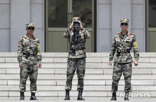 【판문점=AP/뉴시스】지난 12일 한국 비무장지대(DMZ) 내 판문점에서 북한군 병사들이 한국측 지역을 살펴보고 있다. 도널드 트럼프 미 대통령은 29일 "누구도 통과할 수 없어야 '진짜 국경'이라고 할 수 있다"며 한국 DMZ의 "진짜 국경"을 둘러보고 싶다고 말했다. 2019.6.29