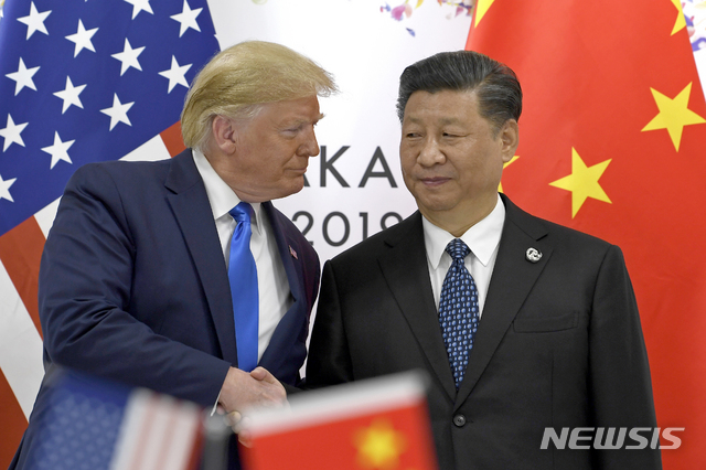 [오사카=AP/뉴시스]도널드 트럼프 전 미국 대통령과 시진핑 중국 국가주석이 2019년 6월 일본에서 열린 주요20개국(G20) 정상회의에서 만나 인사하고 있다. 2019.6.29.