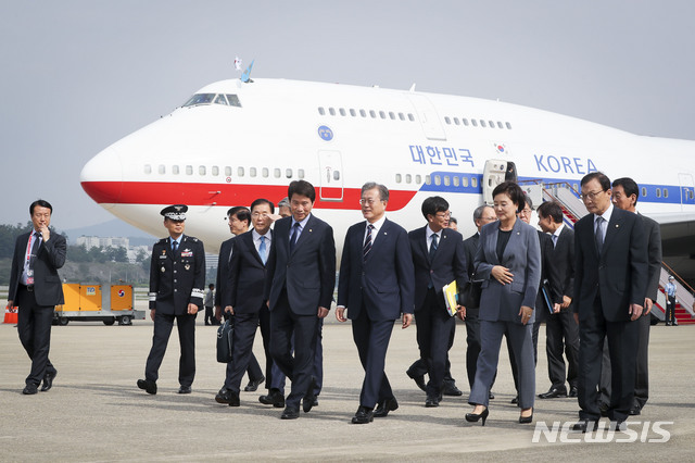 associate_pic [성남=뉴시스]지난해 6월 오사카 주요20개국(G20) 정상회의 참석 뒤 성남공항을 통해 귀국한 문재인 대통령과 부인 김정숙 여사의 모습. (사진=뉴시스DB). 2019.06.29.