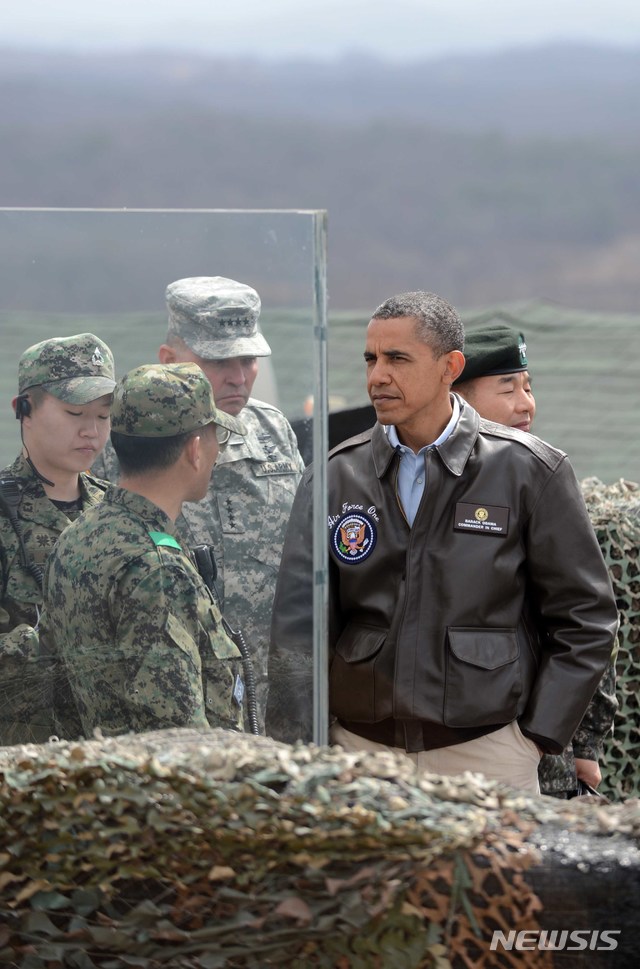 【판문점=뉴시스】사진공동취재단 = 2012핵안보정상회의를 위해 방한한 오바마 미대통령이 판문점 공동경비구역을 방문하여 오피오울렛에서 관계자들의 설명을 듣고 있다. (사진=뉴시스DB)
