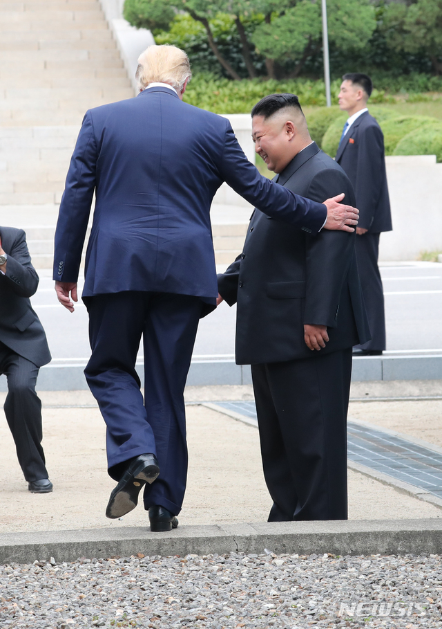 【판문점=뉴시스】박진희 기자 = 도널드 트럼프 미국 대통령과 김정은 북한 국무위원장이 30일 판문점 공동경비구역(JSA) 군사분계선을 넘어 북측으로 걸어가고 있다. 2019.06.30. pak7130@newsis.com