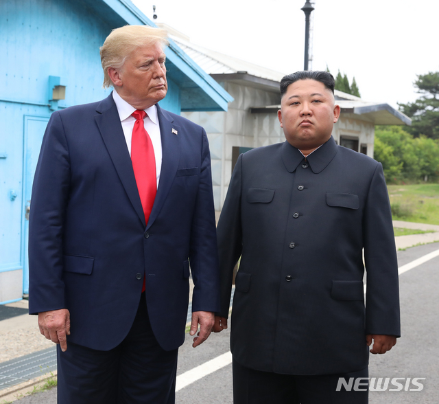 【판문점=뉴시스】박진희 기자 = 도널드 트럼프 미국 대통령과 김정은 북한 국무위원장이 30일 판문점 남측지역인 자유의 집 앞에 잠시 대기해 있다. 2019.06.30. pak7130@newsis.com