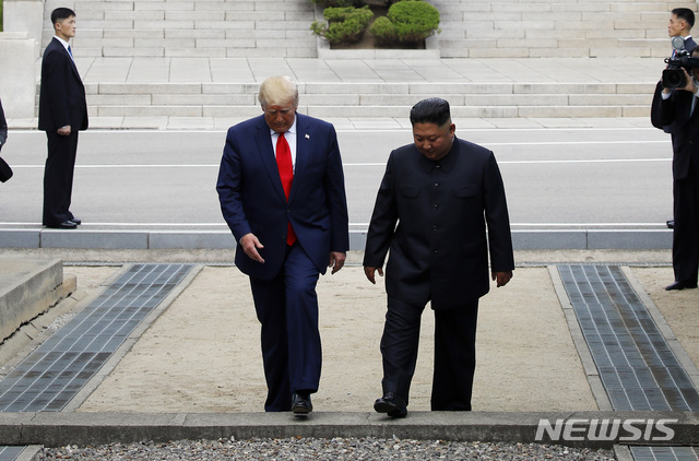 【판문점=뉴시스】박진희 기자 = 도널드 트럼프 미국 대통령과 김정은 북한 국무위원장이 30일 판문점 공동경비구역(JSA) 군사분계선을 넘어 북측으로 갔다 다시 남측으로 넘어오고 있다. 2019.06.30. pak7130@newsis.com