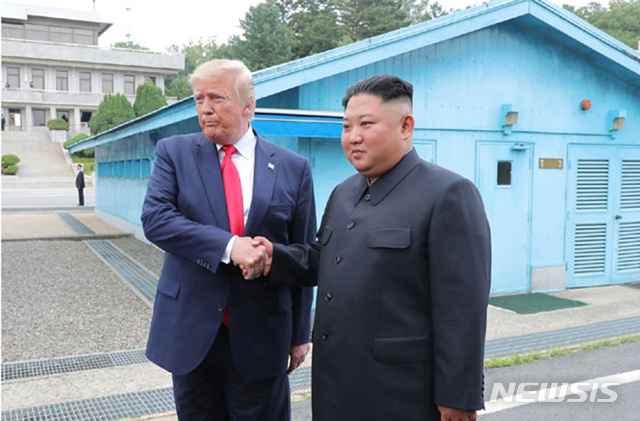 [서울=뉴시스] ]﻿﻿도널드 트럼프 전 대통령이 북한의 세계보건기구(WHO) 집행이사회 새 이사국 선출에 대해 김정은 북한 국무위원장에게 축하 메시지를 전해 논란이 되고 있다. 사진은 2019년 6월30일 김 위원장과 트럼프가 경기도 파주 판문점에서 악수하는 모습 2023.06.04. (출처=노동신문) photo@newsis.com
