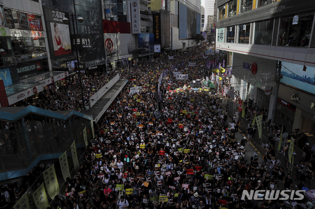 홍콩 시민 수만 명이 반환기념일인 1일 연례 민주화 거리행진 시위에 나섰다  AP 