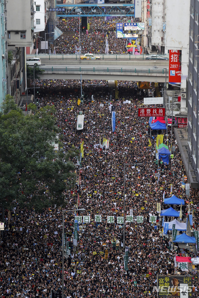 [홍콩=AP/뉴시스] 홍콩 중국반환 22주년 기념일인 2019년 7월1일 수만 명의 홍콩 시민이 이날을 맞아 민주화 행진 시위에 참여, 빅토리아 공원에서 헤네시 로드를 지나 퀸즈웨이 쪽으로 행진하고 있다. 2023.05.28. 