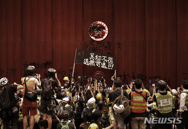 【홍콩=AP/뉴시스】홍콩에서 1일 시위대가 입법회의 중앙 연단을 점거하자 취재진이 사진을 찍고 있다. 2019.07.02