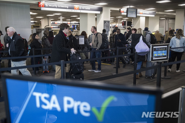 【필라델피아= AP/뉴시스】미국 전역의 공항 보안검색을 담당하는 TSA의 필라델피아 공항 검색대. TSA는 7월 4일부터 4일간의 연휴에 일손부족으로 검색 대기줄이 길어지겠지만, 그다지 심하지는 않을 것이라고 예고했다.   