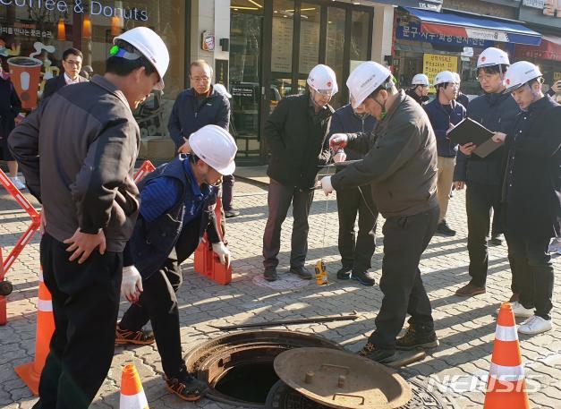 【서울=뉴시스】한국지역난방공사 직원들이 열수송관 현장점검을 진행하고 있다. [사진=한국지역난방공사 제공]