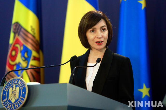 【부카레스트(루마니아)= 신화/뉴시스】 올해 7월 2일 루마니아를 방문한 마이아 산두 몰도바 신임 총리가 기자회견에 앞서 연설을 하고 있다.  