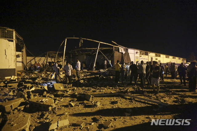【트리폴리=뉴시스】 리비아 군벌 '리비아국민군(LNA)'이 2일(현지시간) 유엔(UN)이 지지하는 '통합정부군(GNA)'이 관할하는 수도 트리폴리 교외 타조라 지역에 위치한 난민 수용소를 공습해 적어도 40명이 죽고 80명이 다쳤다. 사진은 공습으로 무너진 난민 수용소. 2019.07.03