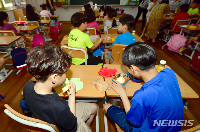 [광주=뉴시스] 교실에서 도시락 식사하는 초등생들. (사진=뉴시스DB). photo@newsis.com