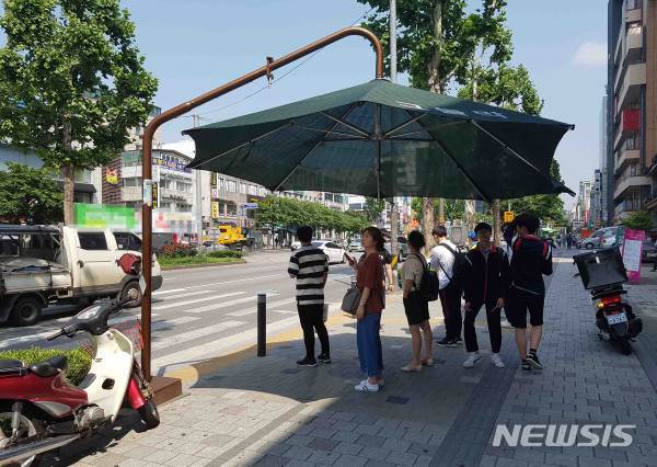 【서울=뉴시스】서울 관악구 무더위 그늘막 설치 모습. 2019.07.04. (사진=관악구 제공)