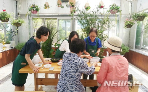 【서울=뉴시스】지난달 13일에 진행된 서울 도봉구 정원지원센터 주민대상 원예체험 프로그램 모습. 2019.07.04. (사진=도봉구 제공)