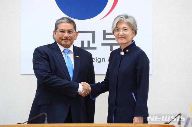 【서울=뉴시스】 강경화 외교부 장관이 4일 에리완 유소프 브루나이 외교장관과 한-브루나이 외교장관회담을 가졌다. 2019.07.04. (사진=외교부 제공) photo@newsis.com