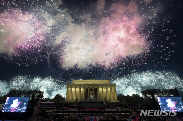 【워싱턴=AP/뉴시스】4일(현지시간) 미 워싱턴 DC의 링컨 기념관 상공으로 미국 독립기념일 축하 불꽃놀이가 펼쳐지고 있다. 2019.07.05.