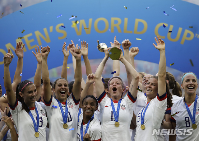 【리옹=AP/뉴시스】미국 여자축구 대표팀 선수들이 7일(현지시간) 프랑스 리옹에서 열린 2019 국제축구연맹(FIFA) 여자 월드컵 결승전에서 네덜란드를 꺾고 우승하며 트로피를 들고 환호하고 있다. 미국은 네덜란드를 2-0으로 누르고 우승하며 지난 1991년, 1999년, 2015년에 이어 통산 4번째 우승컵을 들어 올렸다. 2019.07.08. 