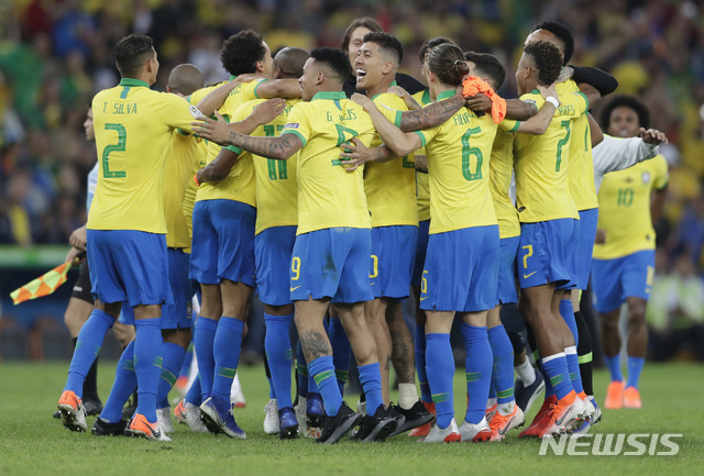 【리우데자네이루=AP/뉴시스】브라질 남자축구 대표선수들이 7일(현지시간) 브라질 리우데자네이루의 마라카낭 스타디움에서 열린 2019 코파 아메리카 결승전에서 페루를 물리치고  환호하고 있다. 브라질은 페루에 3-1로 승리하며 우승, 2007년 이후 12년 만에 우승컵을 들어 올렸다. 2019.07.08.