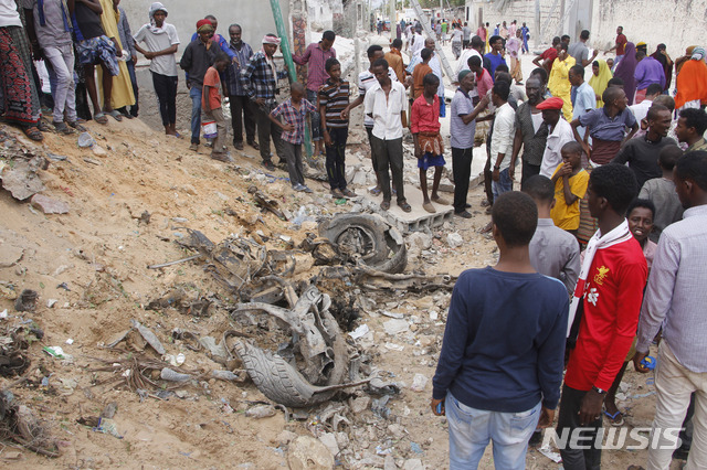 【모가디슈(소말리아)=AP/뉴시스】사진은 지난 8일 소말리아 모가디슈에서 차량 폭탄 테러가 발생해 건물이 붕괴된 장면이다. 2019.07.13