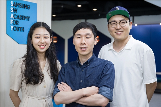 【서울=뉴시스】삼성 청년 소프트웨어 아카데미(Samsung Software Academy For Youth) 교육을 통해 취업에 성공한 최정화(왼쪽부터), 안상현, 성민규씨. (사진 삼성전자)