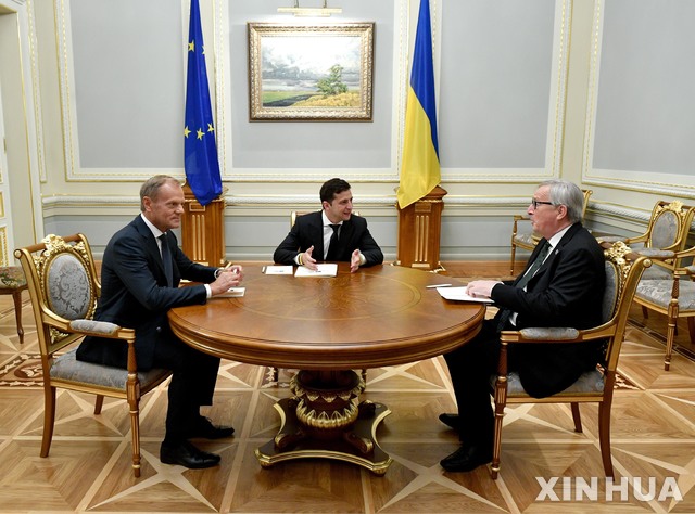 【 키예프(우크라이나)=신화/뉴시스】볼로디미르 젤렌스키 우크라이나 대통령(가운데)이 7월9일 키예프를 방문한 유럽연합의 도날트 투스크 상임회의 의장(왼쪽),장클로드 융커 유럽연합 집행위원장과 정상회담을 하고 있다. 우크라이나는 이스라엘과의 FTA체결 등 국제무역 다변화에도 나서고 있다.