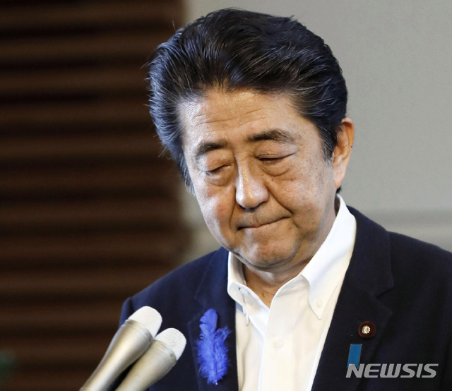 【도쿄=AP/뉴시스】아베 신조 일본 총리가 9일 일본 도쿄의 총리관저에서 기자회견을 하고 있는 모습. (사진=뉴시스DB). 2019.07.09.