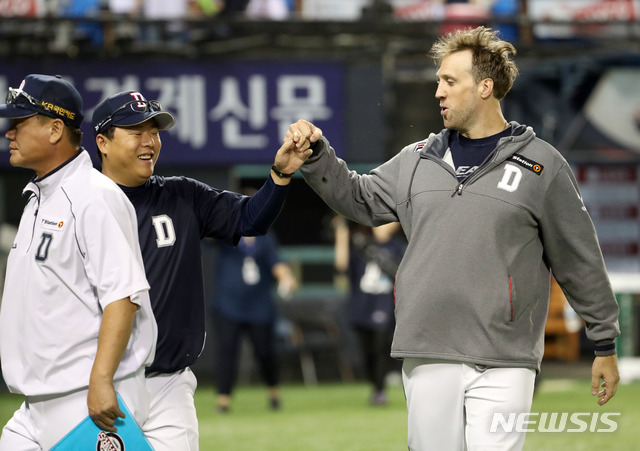 【서울=뉴시스】김선웅 기자 = 9일 오후 서울 송파구 잠실야구장에서 열린 2019 프로야구 두산 베어스와 LG 트윈스의 경기, 11대 4로 LG에 승리를 거둔 두산의 승전투수 린드블럼이 경기를 마친 후 덕아웃으로 향하며 스탭과 기뻐하고 있다. 2019.07.09. mangusta@newsis.com