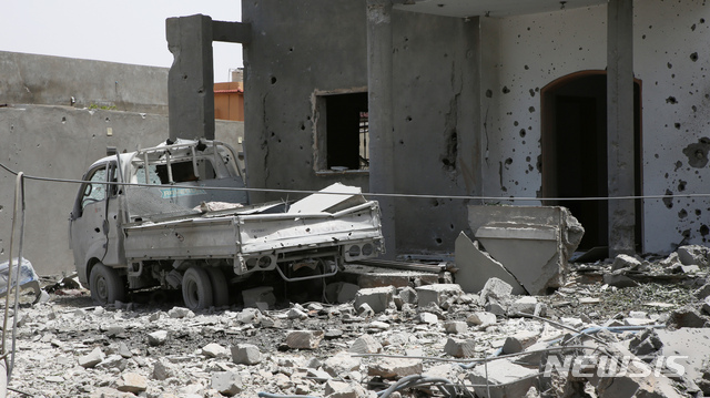 【트리폴리(리비아)=AP/뉴시스】사진은 지난 6월15일 리비아 수도 트리폴리 동쪽 타즈우라 지역에서 발생한 폭발로 건물이 무너지고 차량이 파괴된 장면이다. 2019.07.11
