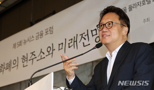 【서울=뉴시스】 고범준 기자 = 10일 오전 서울 중구 더 플라자호텔 다이아몬드홀에서 열린 제5회 뉴시스 금융 포럼 '암호화폐의 현주소와 미래전망'에서 민병두 국회 정무위원장이 축사를 하고 있다. 2019.07.10. bjko@newsis.com