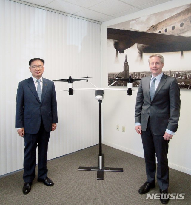 【서울=뉴시스】한화시스템이 개인용 항공기 기업인 미국의 K4 에어로노틱스(K4 Aeronautics)에 2500만달러(약 295억원)를 투자한다고 11일 밝혔다. 장시권 대표이사(왼쪽)와 벤 티그너 K4 에어로노틱 CEO. (사진=한화시스템 제공)