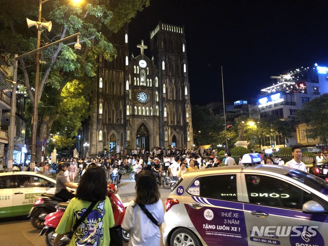 【하노이=뉴시스】문예성 기자 =지난 6월30일 저녁 베트남 하노이 성요셉 성당 앞 도로가 차량과 오토바이로 붐빈다. 2019.07.11 