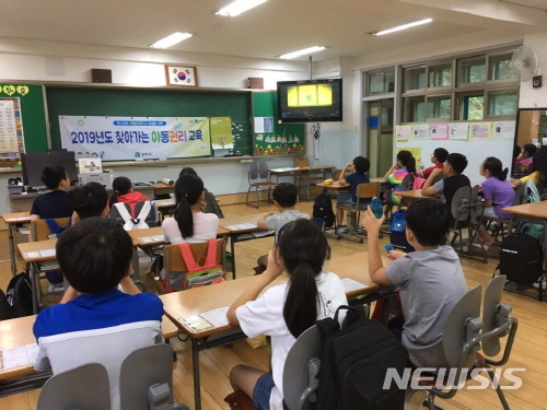 【서울=뉴시스】지난달 서울 관악구 난곡초등학교에서 열린 교육 모습. 2019.07.11. (사진=관악구 제공)